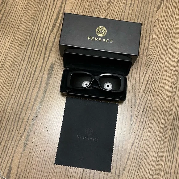 Versace Black Frame Square Gold Logo Sunglasses Model 4377 Men’s & Women’s NEW - Picture 9 of 10